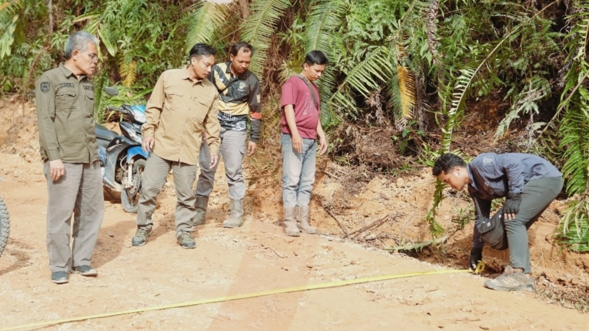 Kadis PUPR Barito Utara bersama petugas meninjau ruas jalan Simpang Thamrin–Datan–Simpang Benangin, Selasa (27/1/2026) (DisPUPR Barito Utara)
