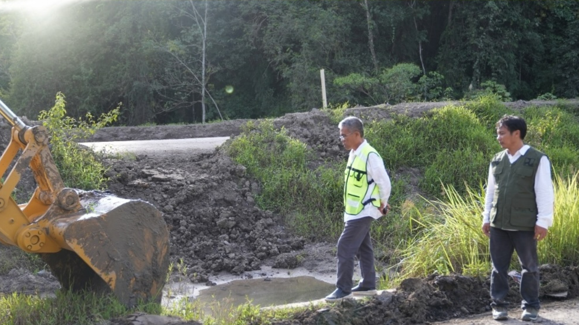 Kepala Dinas PUPR Barito Utara M. Iman Topik meninjau penanganan genangan air di ruas jalan kabupaten KM 34 arah Benangin, Rabu (14/1/2026). (Sumber: DPUPR Barito Utara)